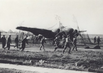 Mobilisatie 1939-1940 alarmoefening 4e Jachtvliegafdeeling bij een gecamoufleerde Fokker G.1