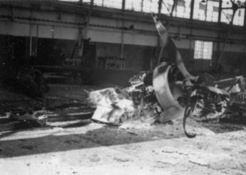 wrak Fokker Mercury in hangar 5, mei 1940